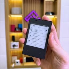 Điện thoại Kyocera KY-01L màn E-ink 2.8 inch siêu nhỏ chỉ 47g