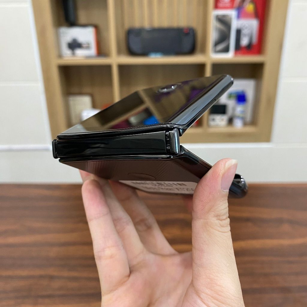 Điện thoại Motorola Razr 2019 XT2000 màn gập P-OLED - Ram 6G 128G dùng eSim