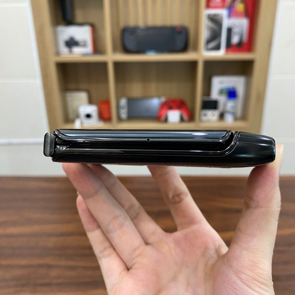 Điện thoại Motorola Razr 2019 XT2000 màn gập P-OLED - Ram 6G 128G dùng eSim