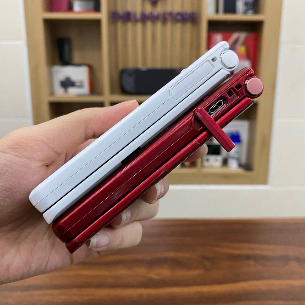 Điện thoại nắp gập Fujitsu Arrow F05G hỗ trợ 3G - Có màn phụ Thiết kế đẹp