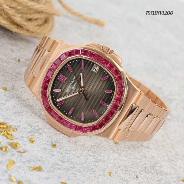 HV1200 Đồng Hồ PATEK PHILIPPE NAUTILUS 40 MM Chế Tác Bọc Vàng, RUBY chuẩn hãng