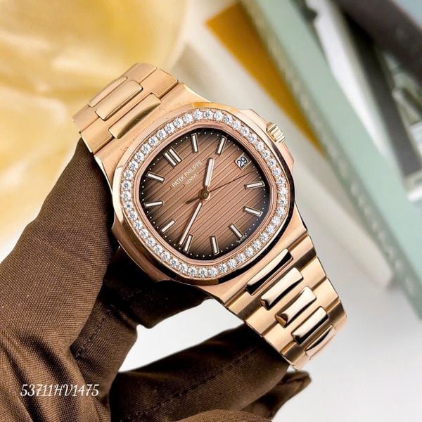 HV1475 Đồng Hồ PATEK PHILIPPE NAUTILUS 40 MM - Bọc Vàng, Kim cương Moissanite