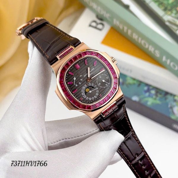 HV1766 Đồng Hồ PATEK PHILIPPE NAUTILUS 40 MM Bọc Vàng, Ruby Tổng Hợp