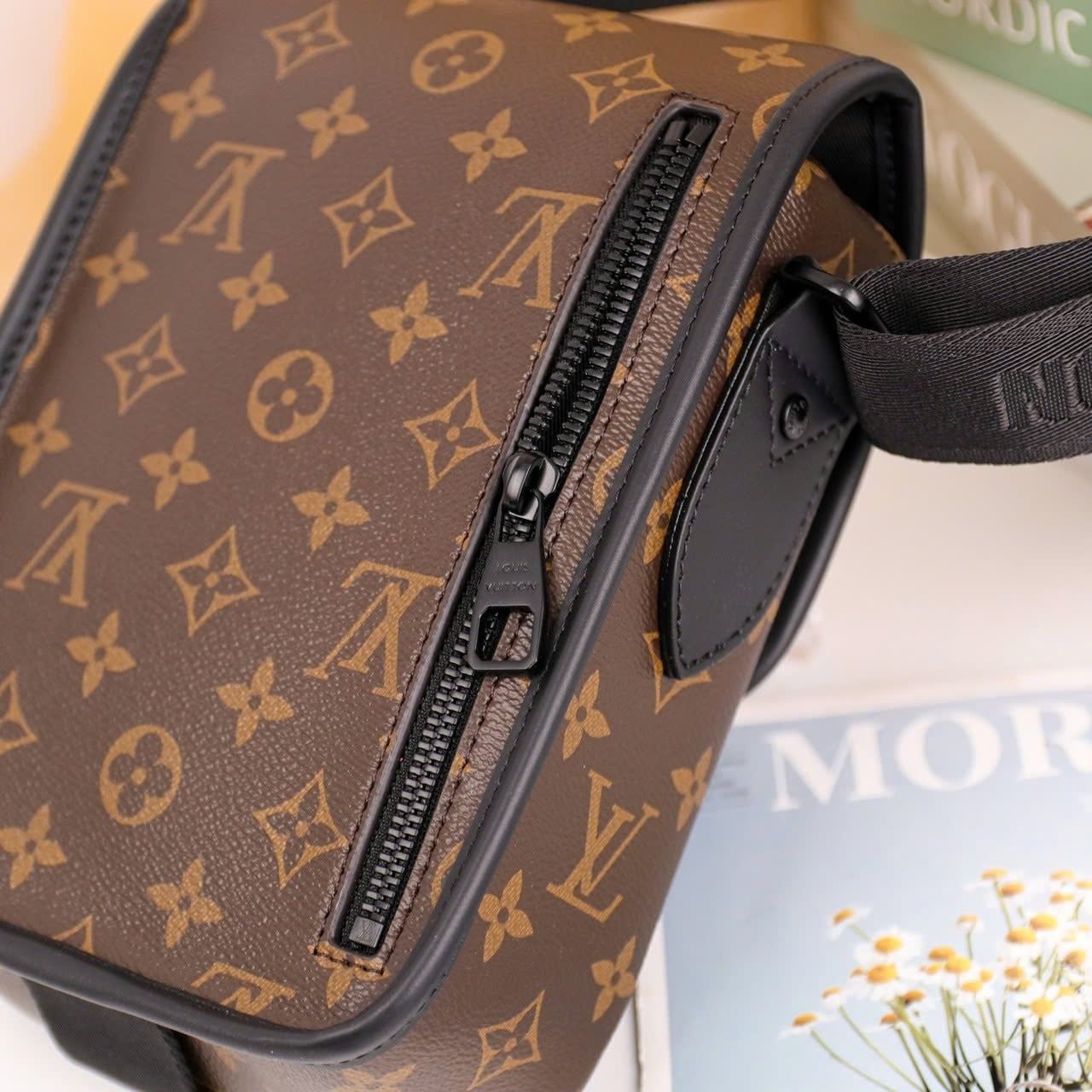 TĐC23 Túi Đeo Chéo Nam Louis Vuitton