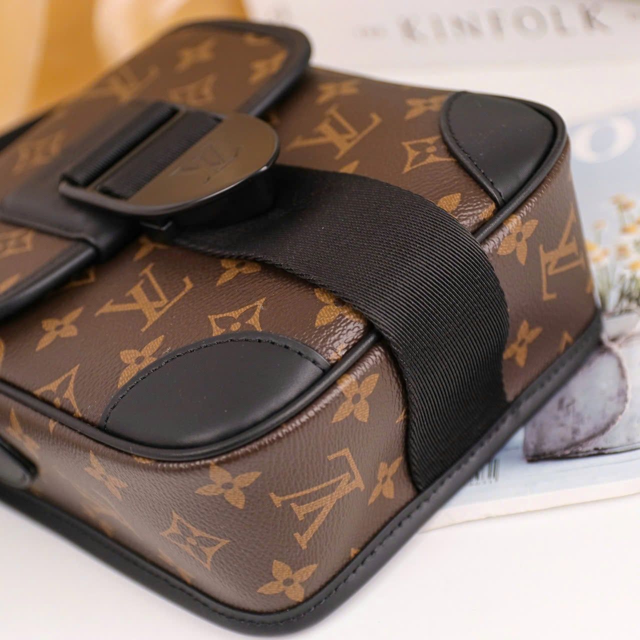 TĐC23 Túi Đeo Chéo Nam Louis Vuitton