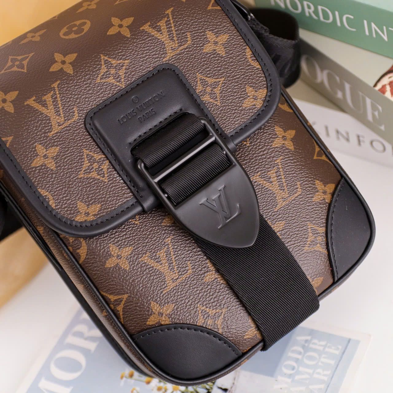 TĐC23 Túi Đeo Chéo Nam Louis Vuitton