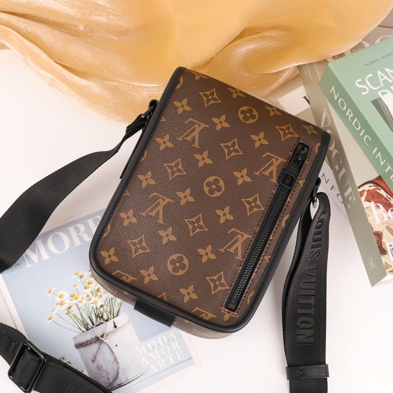 TĐC23 Túi Đeo Chéo Nam Louis Vuitton
