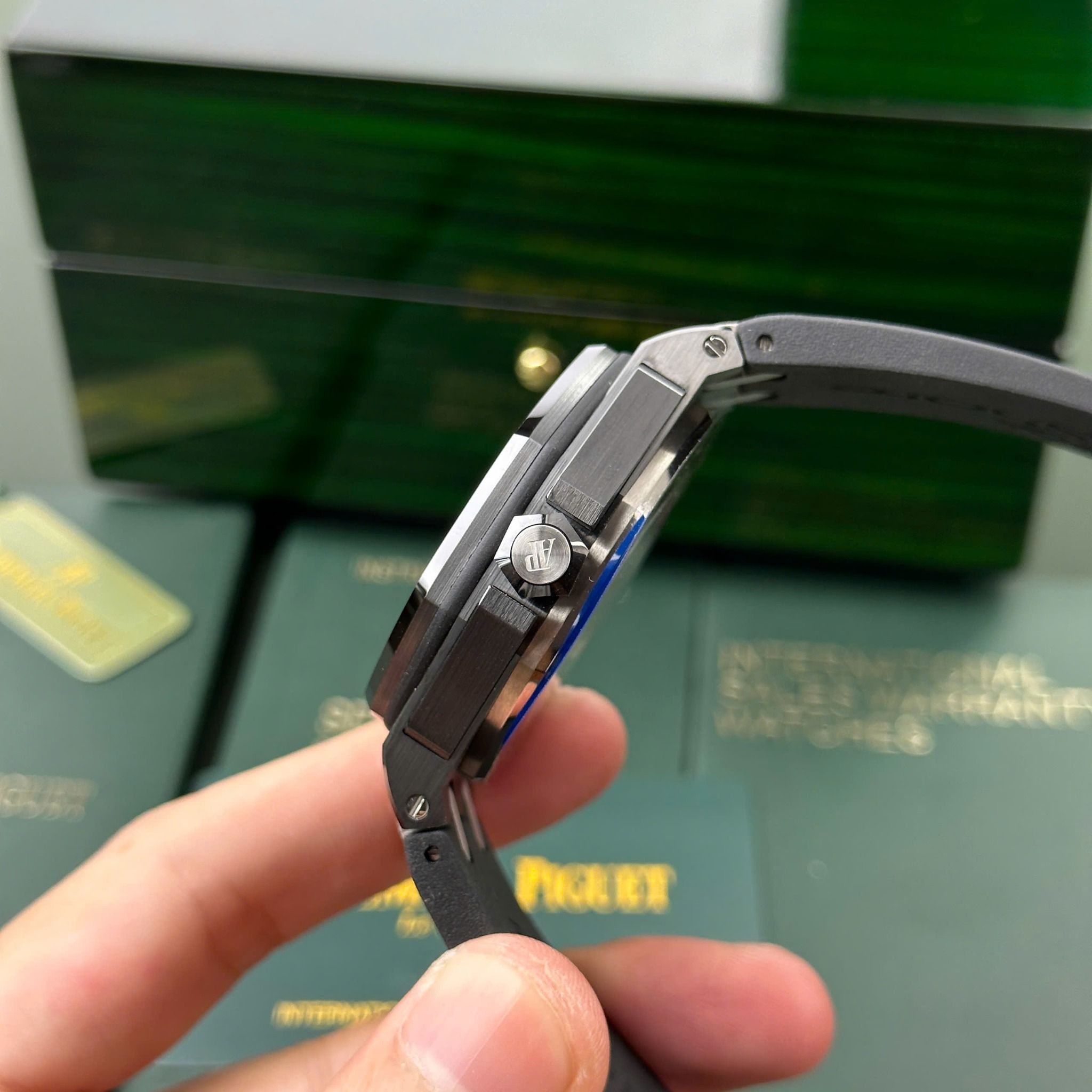 ĐỒNG HỒ AUDEMARS PIGUET ROYAL OAK OFFSHORE DIVER 15707CE VỎ GỐM MẶT ĐEN 1:1 42MM