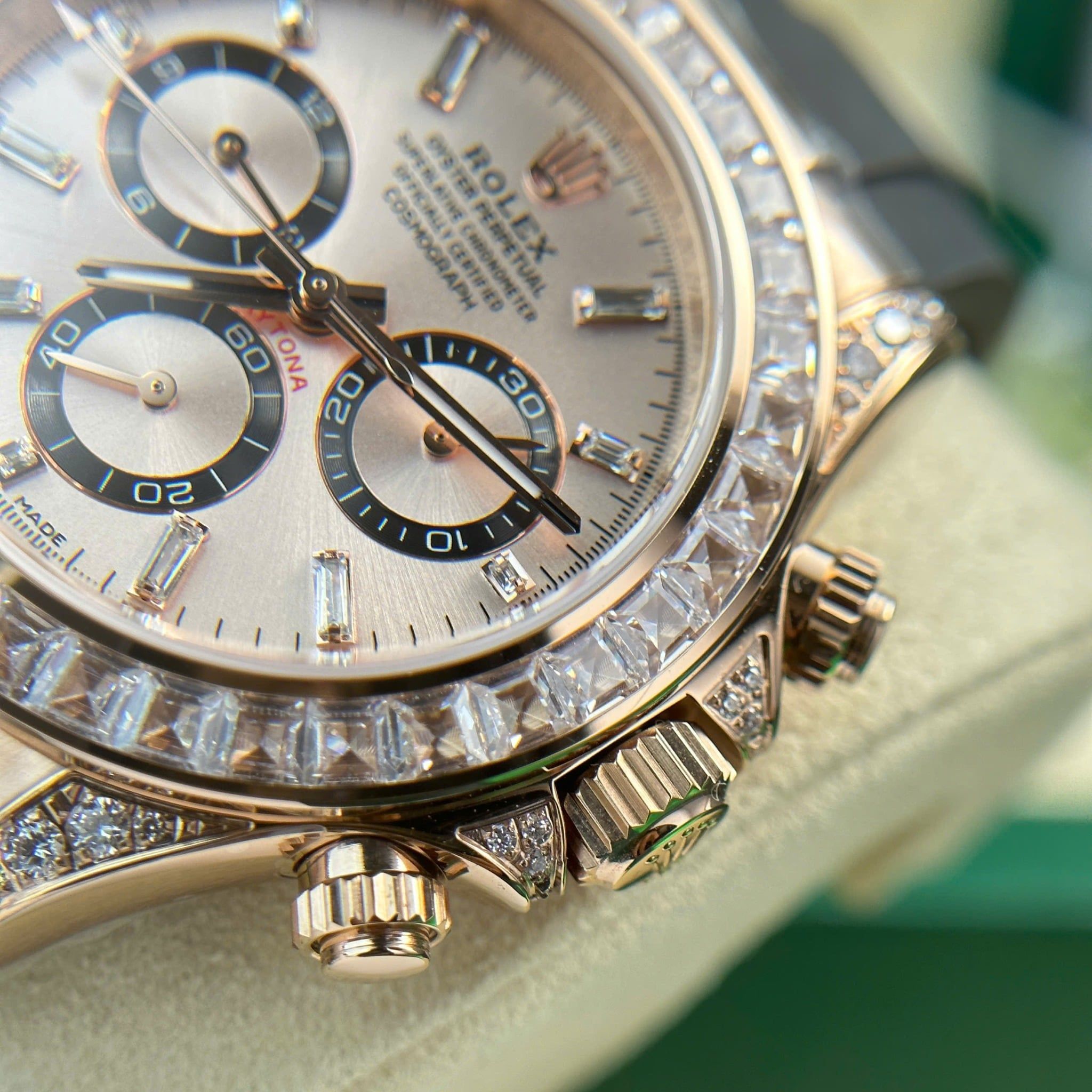 Rolex Daytona 126535TBR-0002 Mặt Số Hồng Sundust Chế Tác Đá CZ Dây Cao Su Replica 1:1 40mm