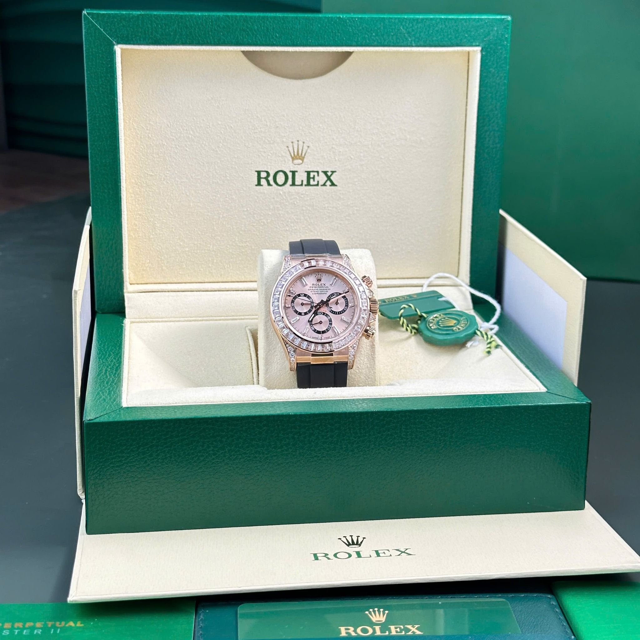 Rolex Daytona 126535TBR-0002 Mặt Số Hồng Sundust Chế Tác Đá CZ Dây Cao Su Replica 1:1 40mm