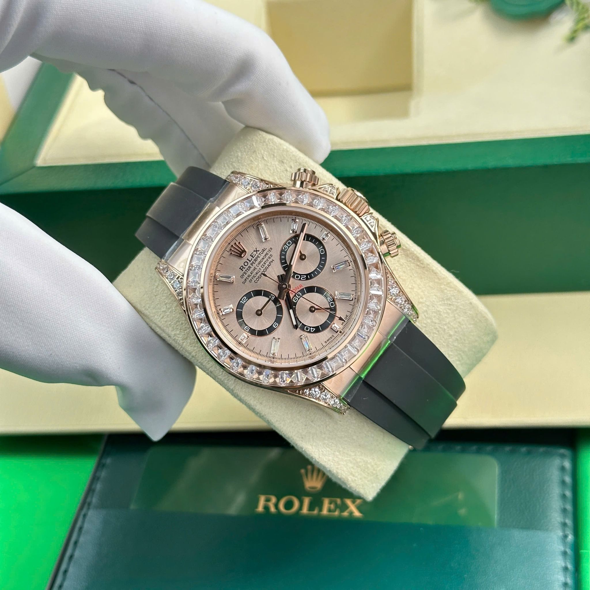 Rolex Daytona 126535TBR-0002 Mặt Số Hồng Sundust Chế Tác Đá CZ Dây Cao Su Replica 1:1 40mm