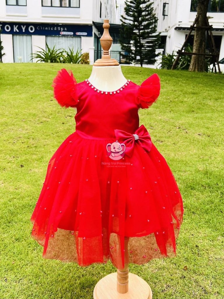 Váy công chúa cổ đính ngọc