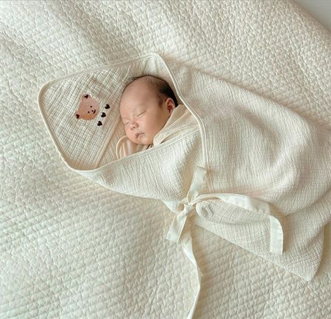 Ủ choàng Monona đón bé