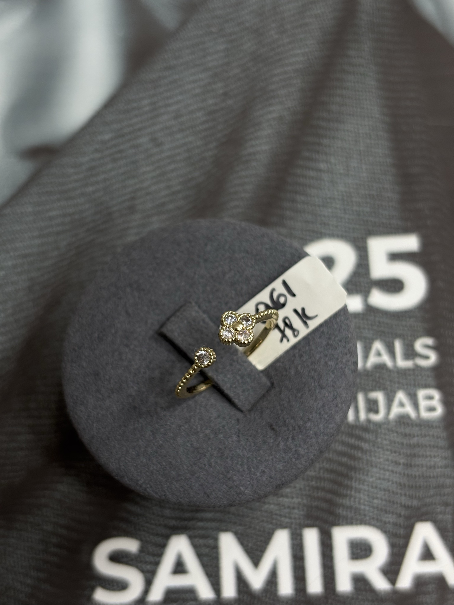 Q61 - PKH - 007M06 - cỏ 4 lá