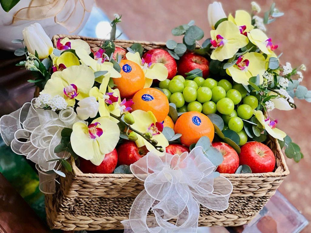 Giỏ hoa kèm quả - Sự kết hợp hoàn hảo cho mọi dịp