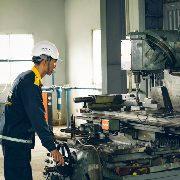  Máy Phay Vạn Năng 