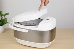 Nồi cơm điện tử Beko 1.8 lít RCM 50823W