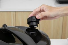 Nồi cơm nắp gài BlueStone 2.8 lít RCB-5538