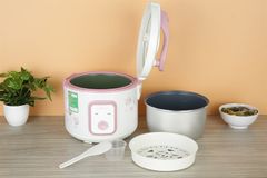 Nồi cơm nắp gài Crystal 1.8 lít X2522