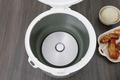 Nồi cơm nắp gài Delites 1.8 lít NCG1805