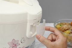 Nồi cơm nắp gài Kangaroo 1.2 lít KG12RC1