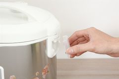 Nồi cơm nắp gài Kangaroo 1.8 lít KG18RC3