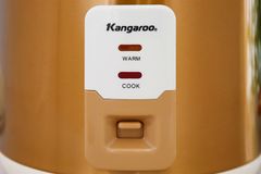 Nồi cơm nắp gài Kangaroo 2.2 lít KG572