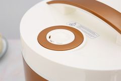 Nồi cơm nắp gài Kangaroo 2.2 lít KG572