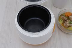 Nồi cơm nắp gài Midea 0.6 lít MR-CM06SD