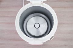 Nồi cơm nắp gài Electrolux 1.8 lít E4RC1-320P