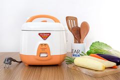 Nồi cơm nắp gài Cuckoo 0.5 lít CR-0331