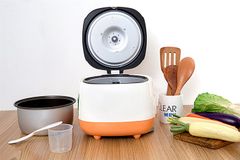 Nồi cơm nắp gài Cuckoo 0.5 lít CR-0331
