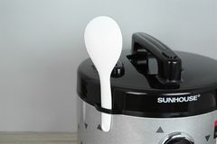 Nồi cơm nắp gài Sunhouse 3 lít SHD8305