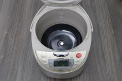Nồi cơm cao tần Toshiba 1.8 lít RC-18RH(CG)VN