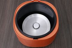 Nồi cơm nắp gài Kangaroo 1.2 lít KG826S