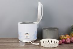 Nồi cơm nắp gài Comfee 2.2 lít CR-CM2220(C)