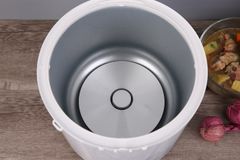 Nồi cơm nắp gài Comfee 2.2 lít CR-CM2220(C)
