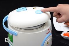 Nồi cơm nắp gài Happycook 0.6 lít HC-060