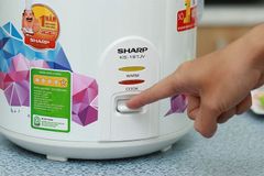Nồi cơm nắp gài Sharp 1.8 lít KS-18TJV