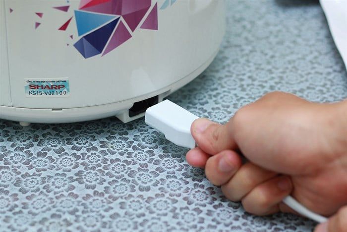 Nồi cơm nắp gài Sharp 1.8 lít KS-18TJV