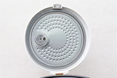 Nồi cơm nắp gài Sunhouse 2.8 lít SH 830