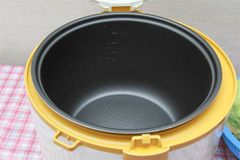 Nồi cơm nắp gài Sunhouse 2.8 lít SH 830