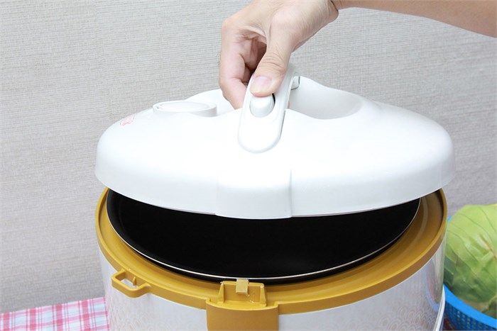 Nồi cơm nắp gài Sunhouse 2.8 lít SH 830