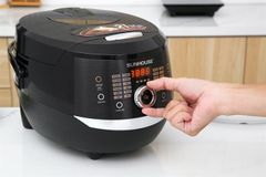 Nồi cơm điện tử Sunhouse 1.8 lít SHD8911