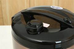 Nồi cơm nắp gài BlueStone 1.8 lít RCB-5519