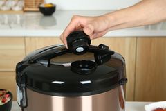 Nồi cơm nắp gài BlueStone 1.8 lít RCB-5519