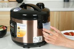 Nồi cơm nắp gài BlueStone 1.8 lít RCB-5519