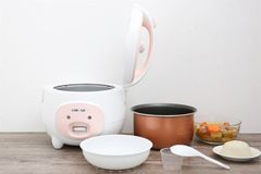 Nồi cơm nắp gài Sunhouse 1.8 lít SHD8607W