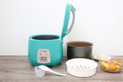 Nồi cơm nắp gài Sunhouse Mama 1.8 lít SHD8652G