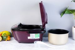Nồi cơm điện tử Sunhouse 1.8 lít SHD8909